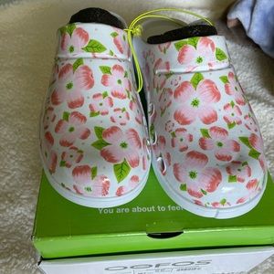 Oofos slip on clogs. Women’s size 7